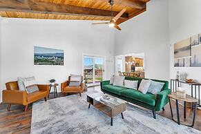 NEW Mountain View Retreat With Hot Tub and Mini Golf