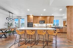 NEW Mountain View Retreat With Hot Tub and Mini Golf