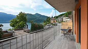 Sunny Suite With Lake View