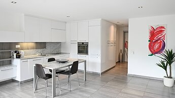 Sunny Suite With Lake View