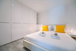 Sunny Suite With Lake View