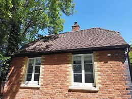 Old School House-2 Bedroom-sleeps 4-large Garden