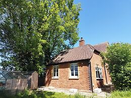 Old School House-2 Bedroom-sleeps 4-large Garden