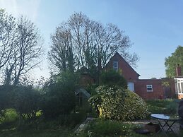 Old School House-2 Bedroom-sleeps 4-large Garden