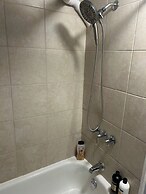 Garden-level 2BR Pet-friendly Near Downtown