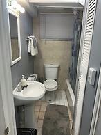 Garden-level 2BR Pet-friendly Near Downtown