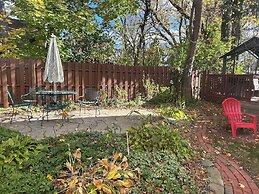 Garden-level 2BR Pet-friendly Near Downtown