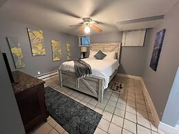 Garden-level 2BR Pet-friendly Near Downtown