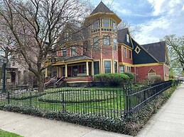 Garden-level 2BR Pet-friendly Near Downtown