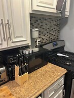 Garden-level 2BR Pet-friendly Near Downtown