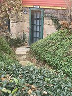 Garden-level 2BR Pet-friendly Near Downtown