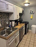 Garden-level 2BR Pet-friendly Near Downtown