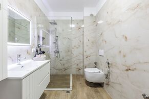 Coastal Chic 2 BDR Apartment