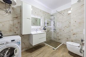 Coastal Chic 2 BDR Apartment