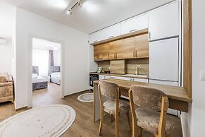 Coastal Chic 2 BDR Apartment