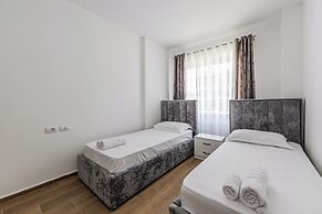 Coastal Chic 2 BDR Apartment