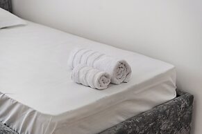 Coastal Chic 2 BDR Apartment