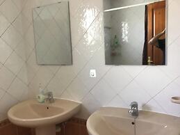 Luxury Villa - Sleeps 4, Hottub Jacuzzi & Parking