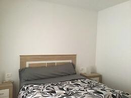 Luxury Villa - Sleeps 4, Hottub Jacuzzi & Parking