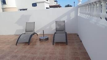 Luxury Villa - Sleeps 4, Hottub Jacuzzi & Parking