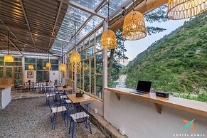 Zostel Homes Tirthan - Gushaini