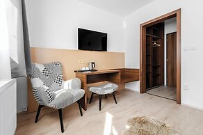 No. 28 Rooms & Apartments