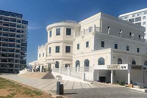 Caesar Resort Gem in Long Beach