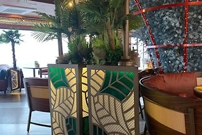 Caesar Resort Gem in Long Beach