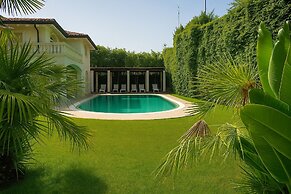 Villa Forte dei Marmi Pool & Garden
