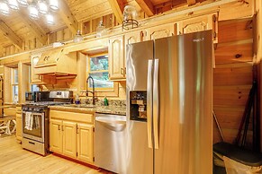 2 Mi to Gsmnp: Peaceful & Scenic Cabin w/ Deck