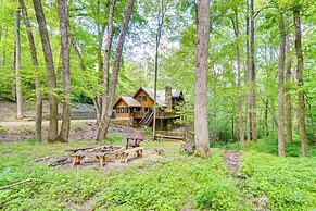 2 Mi to Gsmnp: Peaceful & Scenic Cabin w/ Deck