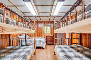 2 Mi to Gsmnp: Peaceful & Scenic Cabin w/ Deck