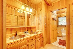 2 Mi to Gsmnp: Peaceful & Scenic Cabin w/ Deck