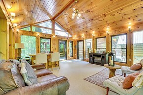 2 Mi to Gsmnp: Peaceful & Scenic Cabin w/ Deck