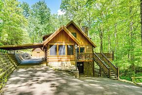 2 Mi to Gsmnp: Peaceful & Scenic Cabin w/ Deck