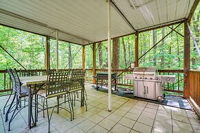 2 Mi to Gsmnp: Peaceful & Scenic Cabin w/ Deck