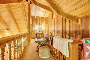 2 Mi to Gsmnp: Peaceful & Scenic Cabin w/ Deck