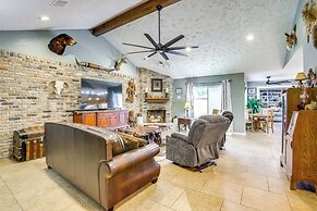 Outdoor Kitchen & Hot Tub: Tranquil Home in Humble