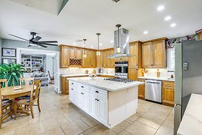 Outdoor Kitchen & Hot Tub: Tranquil Home in Humble