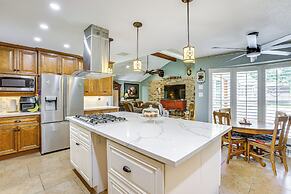 Outdoor Kitchen & Hot Tub: Tranquil Home in Humble