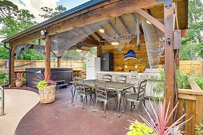 Outdoor Kitchen & Hot Tub: Tranquil Home in Humble