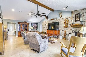 Outdoor Kitchen & Hot Tub: Tranquil Home in Humble