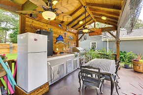 Outdoor Kitchen & Hot Tub: Tranquil Home in Humble