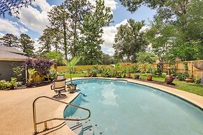 Outdoor Kitchen & Hot Tub: Tranquil Home in Humble