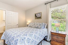 8 Mi to Columbia River Gorge: Cottage w/ Deck!