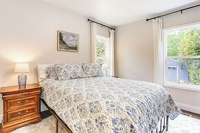 8 Mi to Columbia River Gorge: Cottage w/ Deck!