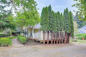 8 Mi to Columbia River Gorge: Cottage w/ Deck!