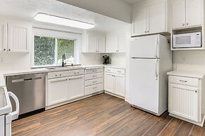 8 Mi to Columbia River Gorge: Home w/ Serene Deck!