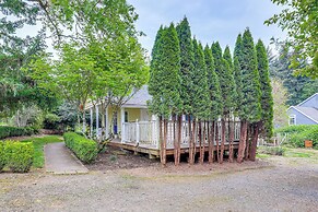 8 Mi to Columbia River Gorge: Home w/ Serene Deck!