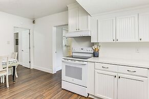 8 Mi to Columbia River Gorge: Cottage w/ Deck!